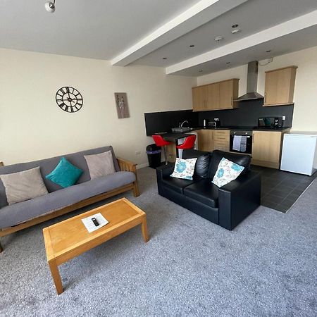 2 Large Bedroom Apartment- Wifi & Parking Флийтуд Екстериор снимка