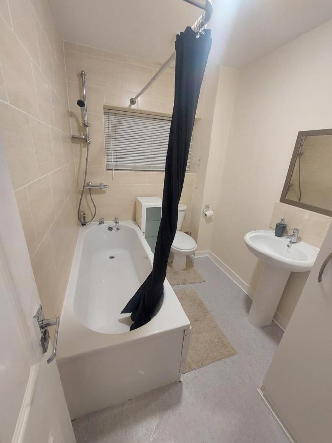2 Large Bedroom Apartment- Wifi & Parking Флийтуд Екстериор снимка